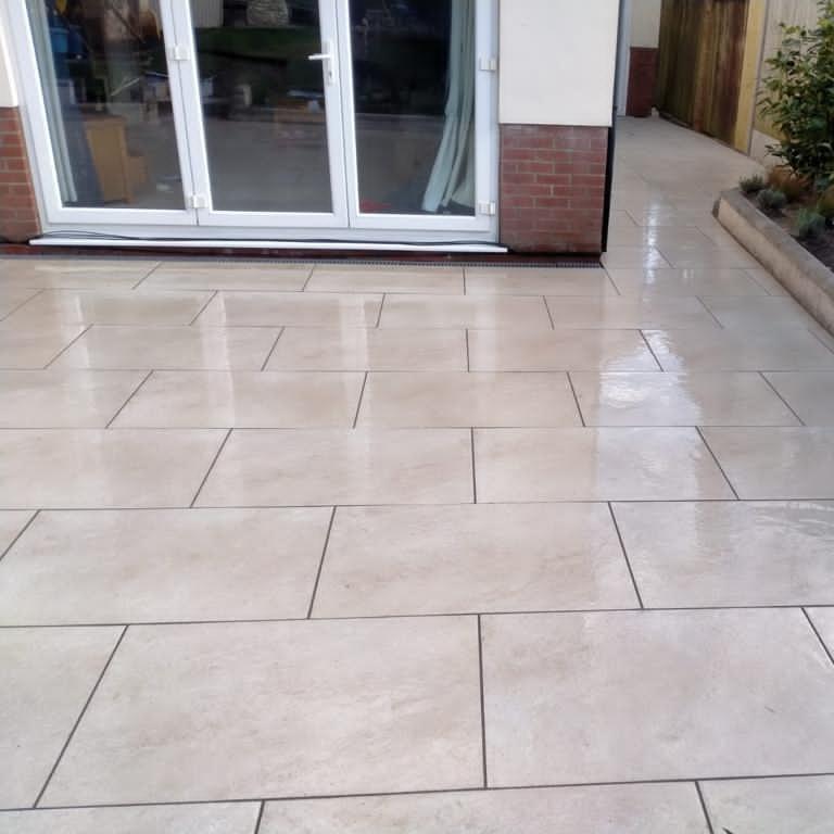 back garden with sienna cappuccino paving stones with grouting