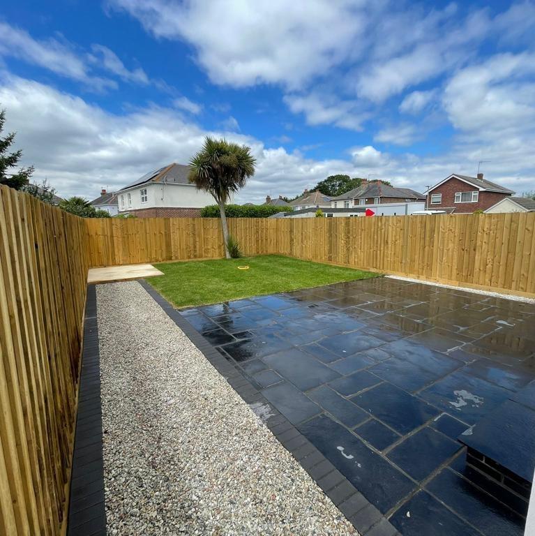 Silver Grey Chippings 20mm	back garden border