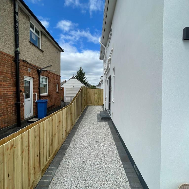 Silver Grey Chippings 20mm	pathway garden