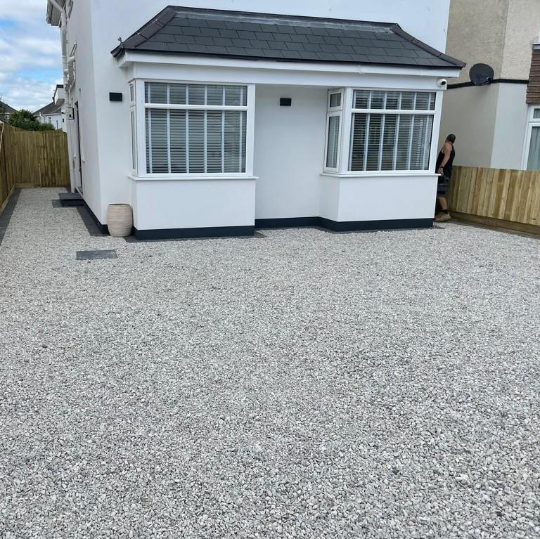 Silver Grey Chippings 20mm	driveway and front pathway