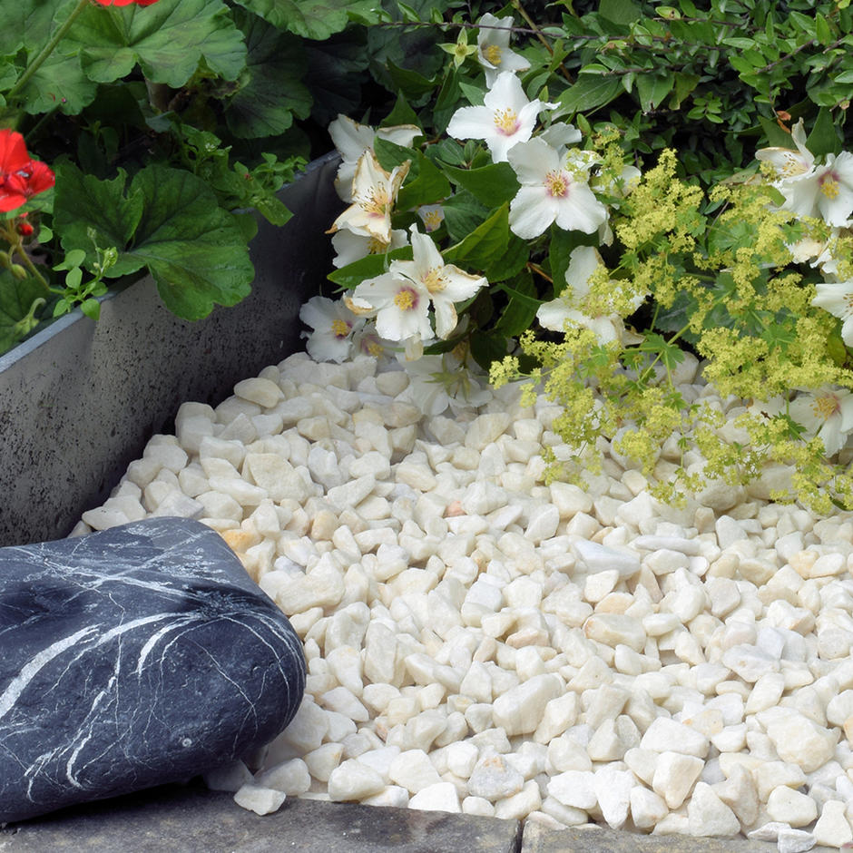 polar white chippings 20mm with cream colourings and large boulders