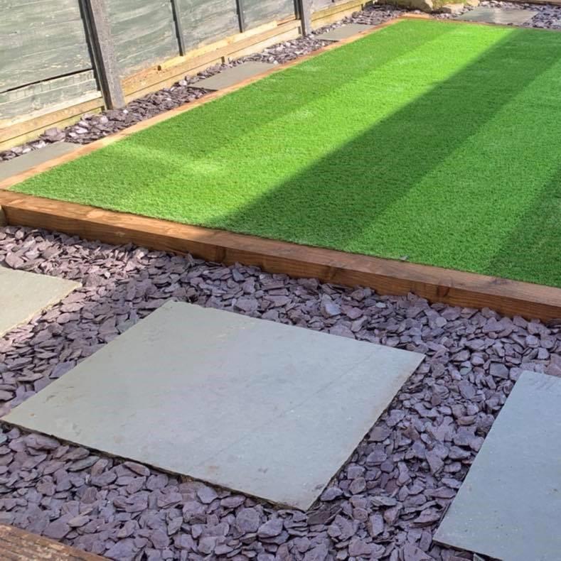 20mm Plum slate in garden with sandstone paving and artificial grass