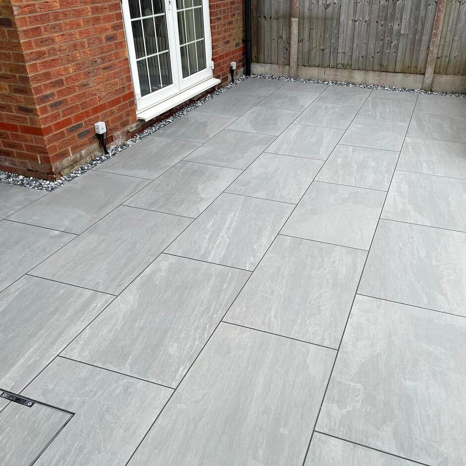 Kandla grey paving slabs with black ice chippings