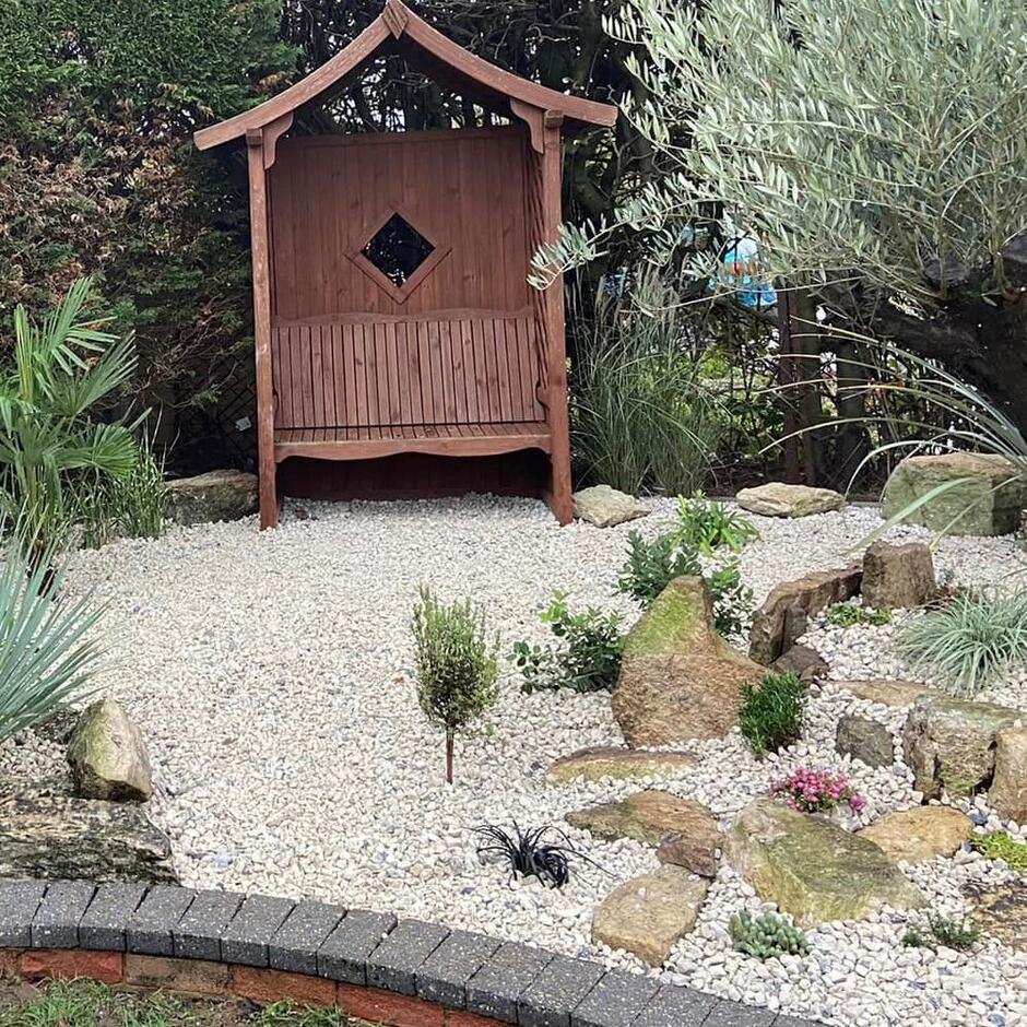 cream garden chippings as garden feature