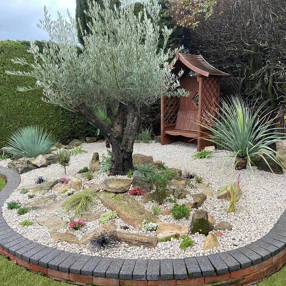 20mm Purbeck Chippings in rockery landscape