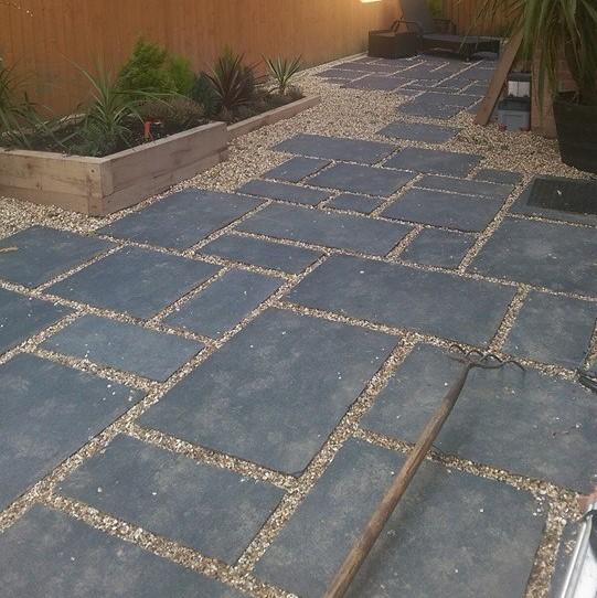 carbon black indian limestone paving slabs on shingle