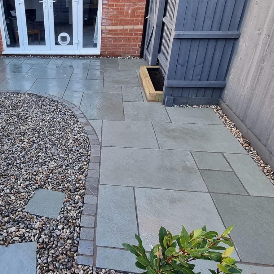 grey paving slabs with grey cobble setts border