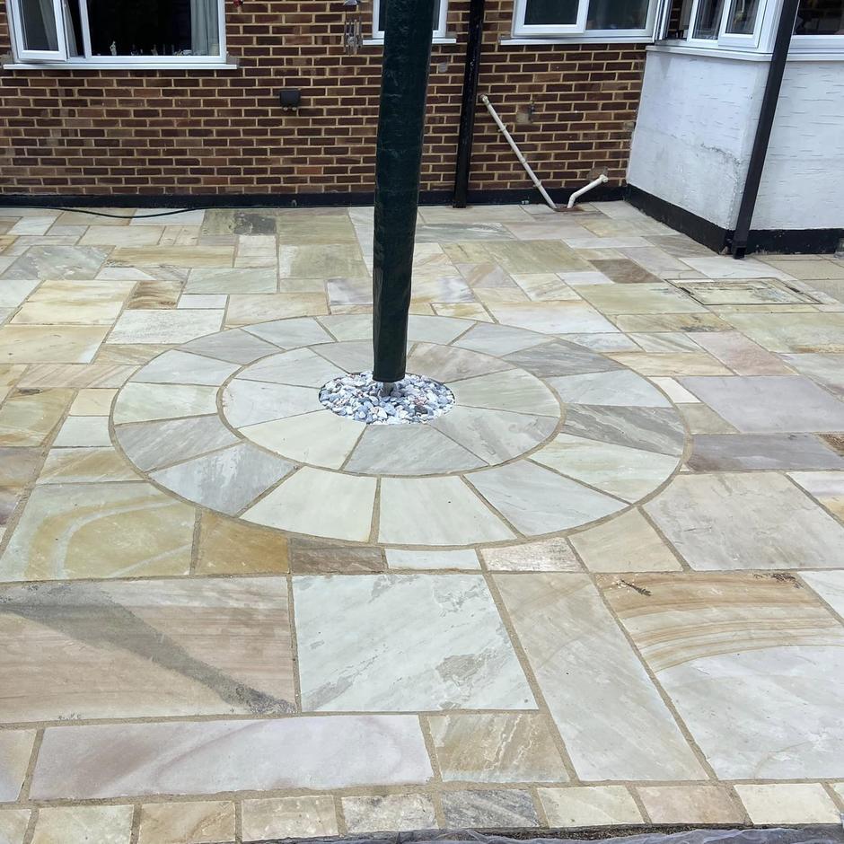 Golden fossil sandstone circle kit with garden stones