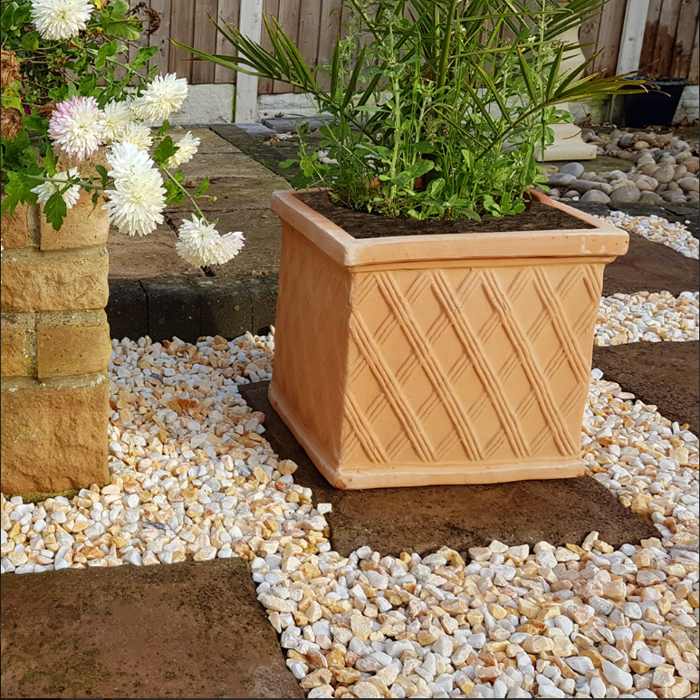 20mm Tuscan Sunrise; natural garden stones in buff and white