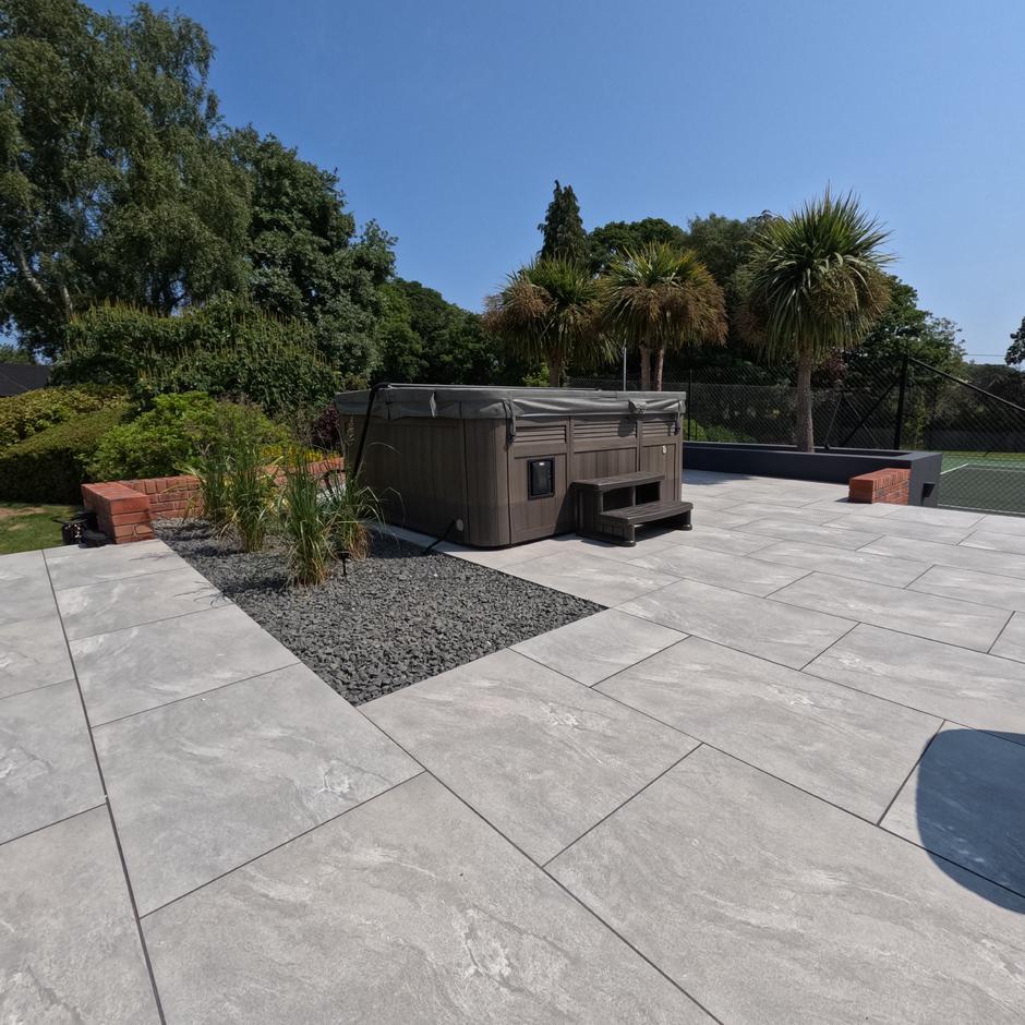 Black Basalt Chippings 20mm; black decorative chips with grey slabs