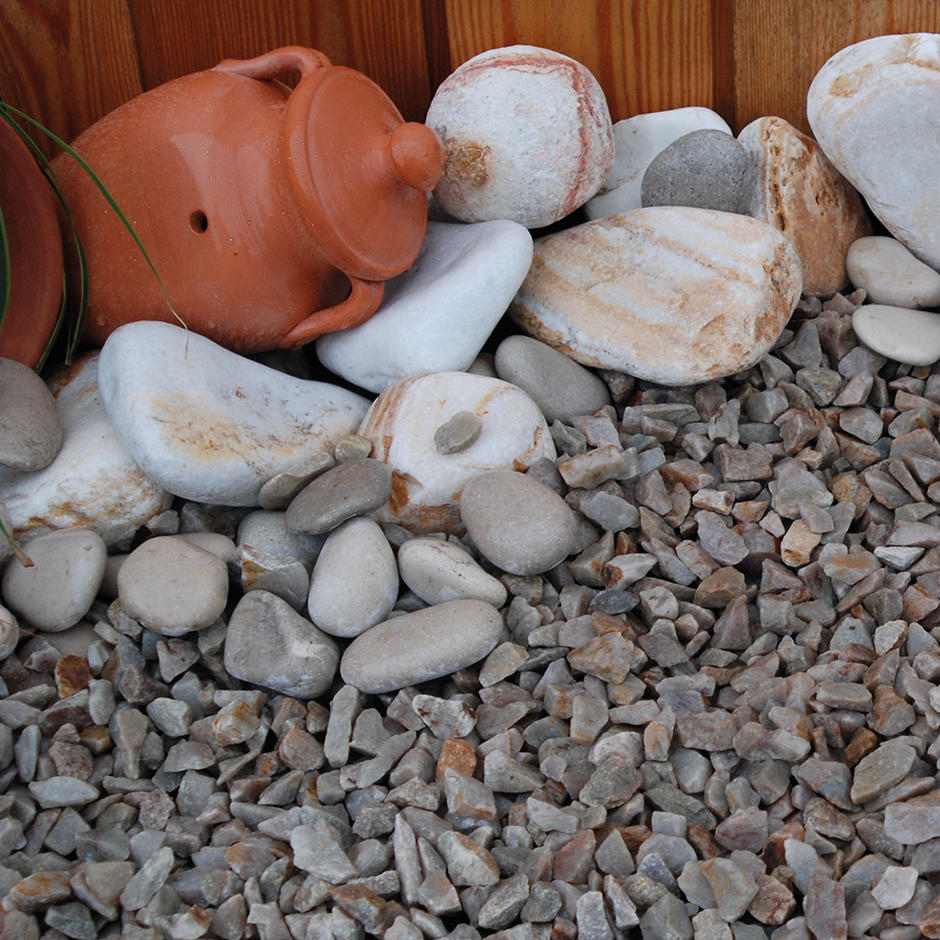 Heritage buff quartz chippings 14mm within rockery area