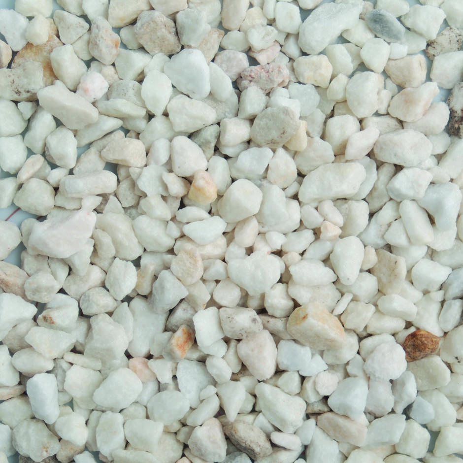 Polar white chippings 10mm wet up-close
