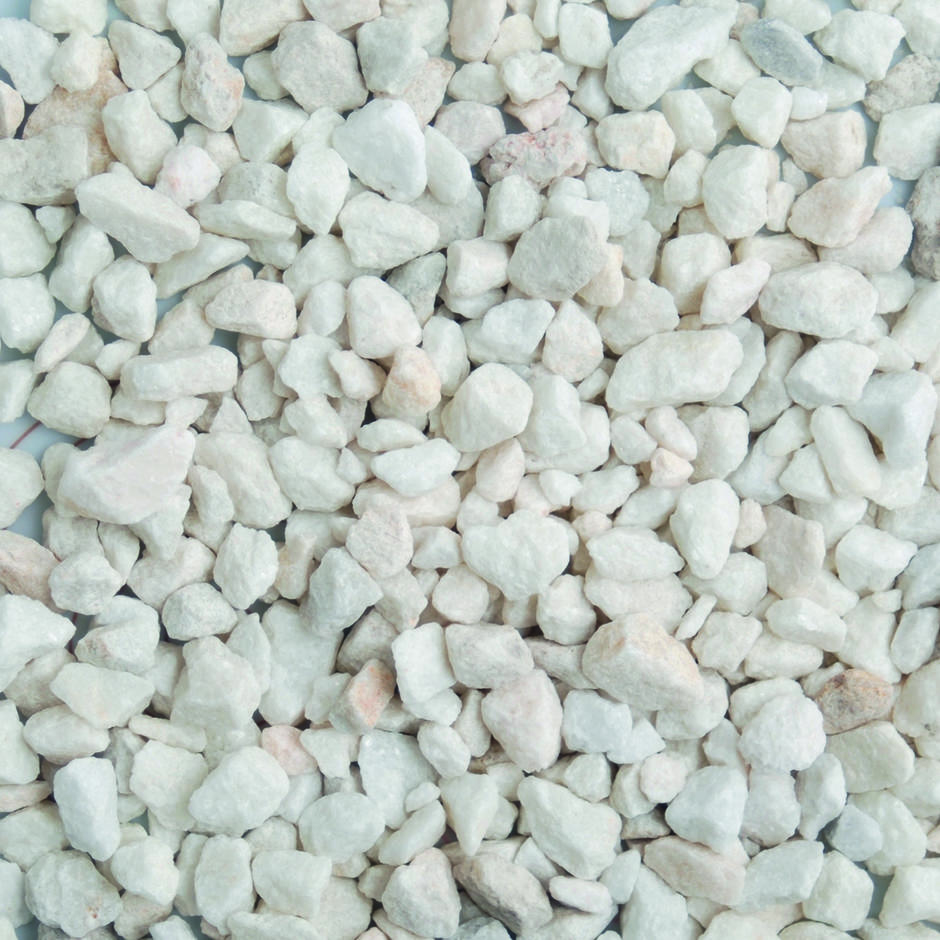 Polar white chippings 10mm dry up-close
