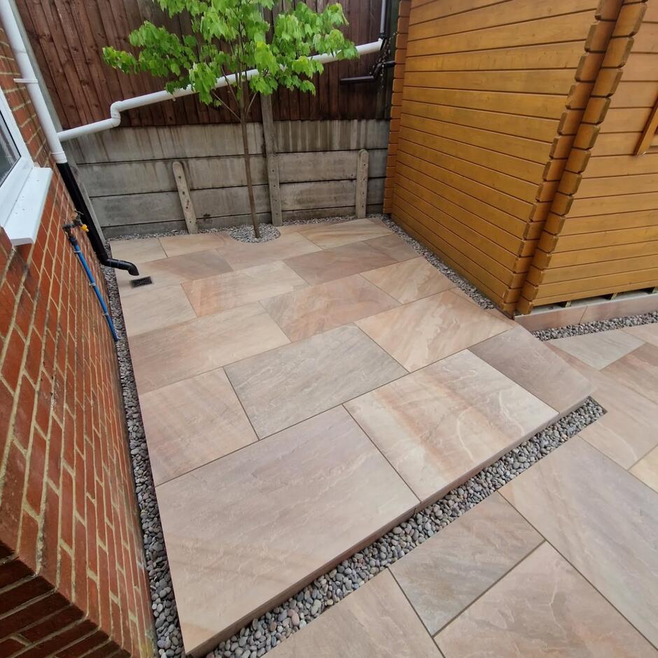 'Natural' Raveena Porcelain Paving with decorative garden stones