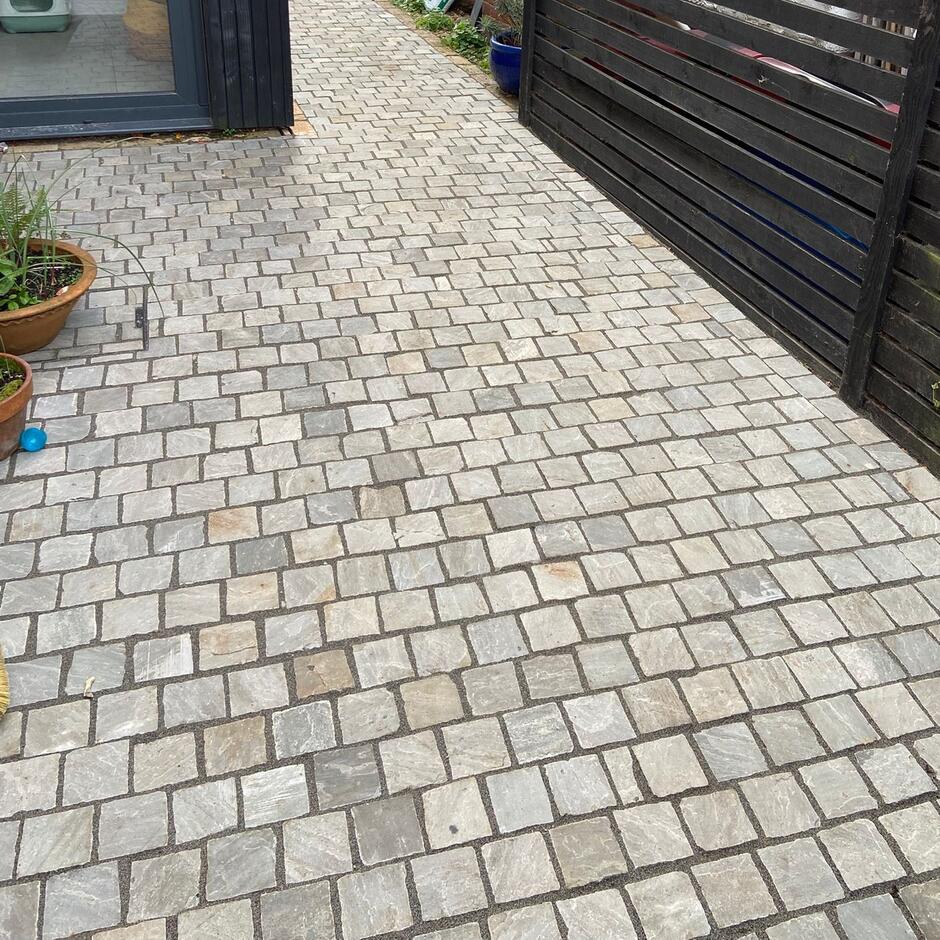 Umbra Kandla Grey Sandstone Cobble Setts, Calibrated