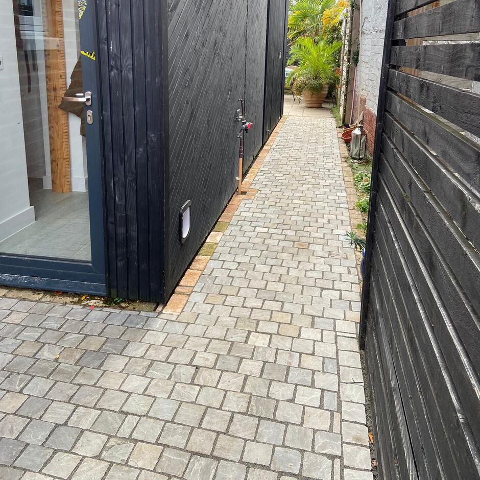 Umbra Kandla Grey Sandstone Cobble Setts, Calibrated
