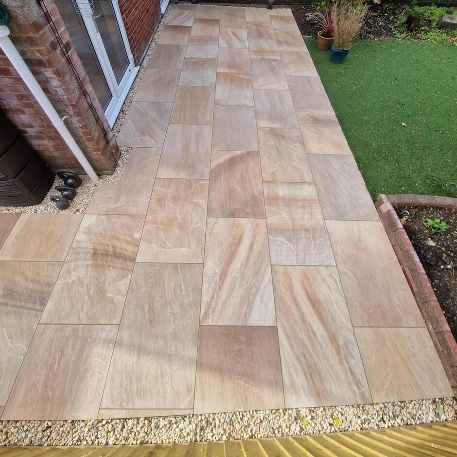 'Natural' Raveena Porcelain Paving stone border